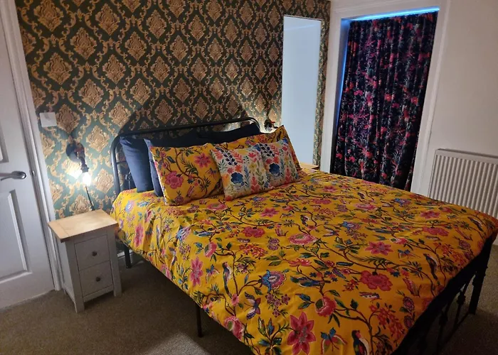 Entire Ground Floor Flat, Free Off-Street Parking And Large Garden