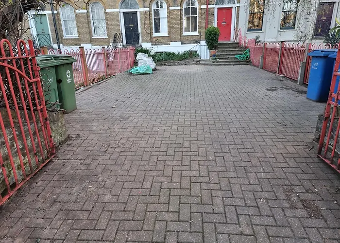 Entire Ground Floor Flat, Free Off-Street Parking And Large Garden
